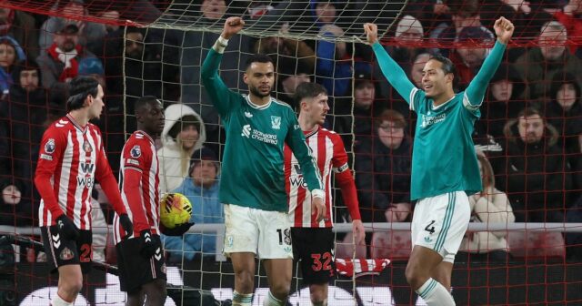 SUNDERLAND, ANGLICKO - 11. FEBRUÁRA: Virgil van Dijk z Liverpoolu oslavuje strelenie prvého gólu svojho tímu počas zápasu Premier League medzi Sunderlandom a Liverpoolom na Stadium of Light 11. februára 2026 v anglickom Sunderlande. (Foto: George Wood/Getty Images)