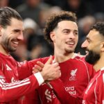 LIVERPOOL, ANGLICKO – 14. FEBRUÁRA: SLNKO VON, SLNKO V NEDEĽU VON Dominik Szoboszlai z Liverpoolu oslavuje druhý gól svojho tímu so spoluhráčmi Curtisom Jonesom (C) a Mohamedom Salahom (R) počas zápasu štvrtého kola FA Cupu Emirates medzi Liverpoolom a Brightonom, Anglicko 26. februára 14. februára. (Foto Liverpool FC/Liverpool FC cez Getty Images)