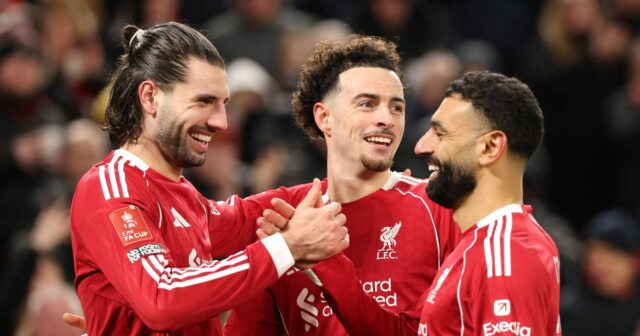 LIVERPOOL, ANGLICKO – 14. FEBRUÁRA: SLNKO VON, SLNKO V NEDEĽU VON Dominik Szoboszlai z Liverpoolu oslavuje druhý gól svojho tímu so spoluhráčmi Curtisom Jonesom (C) a Mohamedom Salahom (R) počas zápasu štvrtého kola FA Cupu Emirates medzi Liverpoolom a Brightonom, Anglicko 26. februára 14. februára. (Foto Liverpool FC/Liverpool FC cez Getty Images)