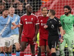 Hodnotenie hráčov Liverpoolu vs Man City vrátane 5/10 flopu pri poslednej porážke LIVERPOOL, ANGLICKO - 8. FEBRUÁRA: Rozhodca Craig Pawson sa rozpráva s hráčmi, keď Ruben Dias z Manchestru City reaguje s Ibrahimou Konate a Virgilom van Dijkom z Liverpoolu počas zápasu Premier League medzi Liverpoolom a Manchestrom City na Anfielde 8. februára 2026 v Liverpoole v Anglicku. (Foto: Carl Recine/Getty Images)