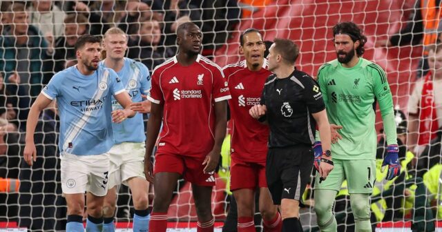 LIVERPOOL, ANGLICKO - 8. FEBRUÁRA: Rozhodca Craig Pawson sa rozpráva s hráčmi, keď Ruben Dias z Manchestru City reaguje s Ibrahimou Konate a Virgilom van Dijkom z Liverpoolu počas zápasu Premier League medzi Liverpoolom a Manchestrom City na Anfielde 8. februára 2026 v Liverpoole v Anglicku. (Foto: Carl Recine/Getty Images)