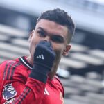 MANCHESTER, ANGLICKO - 1. FEBRUÁRA: Casemiro z Manchestru United oslavuje po strelení gólu na 1:0 počas zápasu Premier League medzi Manchestrom United a Fulhamom na Old Trafford 1. februára 2026 v Manchestri v Spojenom kráľovstve. (Foto: Robbie Jay Barratt - AMA/Getty Images)