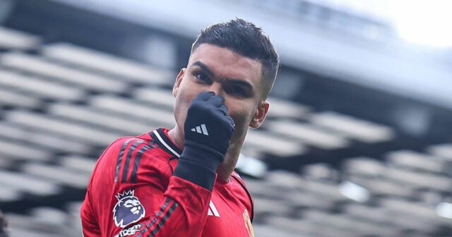 Hodnotenie hráčov Man Utd verzus Fulham: 8/10 kľúčové v dramatickom MANCHESTER, ANGLICKO - 1. FEBRUÁRA: Casemiro z Manchestru United oslavuje po strelení gólu na 1:0 počas zápasu Premier League medzi Manchestrom United a Fulhamom na Old Trafford 1. februára 2026 v Manchestri v Spojenom kráľovstve. (Foto: Robbie Jay Barratt - AMA/Getty Images)