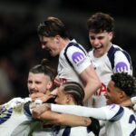Dominic Solanke oslavuje so svojimi spoluhráčmi z Tottenhamu