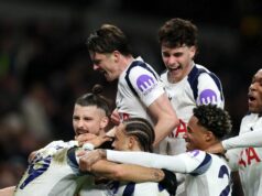 Hodnotenie hráčov Tottenhamu vs Man City – Xavi magický a Solanke geniálny pred strachom zo zranenia Dominic Solanke oslavuje so svojimi spoluhráčmi z Tottenhamu