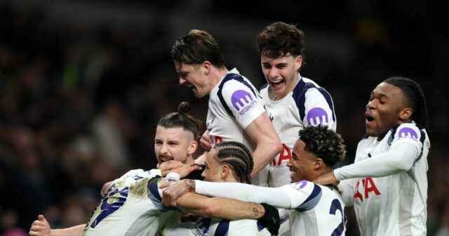 Dominic Solanke oslavuje so svojimi spoluhráčmi z Tottenhamu