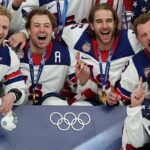 Hokejová hviezda tímu USA Jake Guentzel (L) vysvetlil, prečo nenavštívil Biely dom