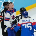 Funkcionári oddelili Američana Bradyho Tkachuka (7) a Slováka Martina Pospíšila (76) počas prvej tretiny semifinálového víťazstva tímu USA vo štvrtok v talianskom Miláne.