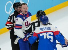 Hokejové hviezdy USA odhaľujú „nenávisť“ voči zatrpknutému rivalovi Kanade, keď svet čaká na zúčtovanie zlatých medailí na zimných olympijských hrách Funkcionári oddelili Američana Bradyho Tkachuka (7) a Slováka Martina Pospíšila (76) počas prvej tretiny semifinálového víťazstva tímu USA vo štvrtok v talianskom Miláne.