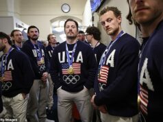 Hokejové hviezdy tímu USA prichádzajú na rozhádzané vystúpenie v Trumpovom štáte únie po oslavách zlatej medaily s prezidentom Hokejové hviezdy tímu USA prichádzajú na rozhádzané vystúpenie v Trumpovom štáte únie po oslavách zlatej medaily s prezidentom