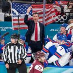 Americký tréner Mike Sullivan vyjadril svoj nesúhlas s funkcionármi počas otváracej olympiády