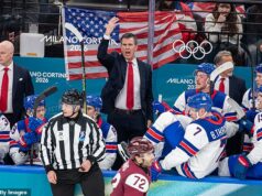 Hokejový tím USA prežil skorý strach vs. Lotyšsko v otváracom zápase olympijských hier po tom, čo úradníci zrušili DVA góly Americký tréner Mike Sullivan vyjadril svoj nesúhlas s funkcionármi počas otváracej olympiády