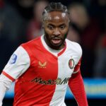 Anglický útočník Feyenoordu č. 19 Raheem Sterling (L) a stredopoliar SC Telstar Curacaoan č. 11 Tyrese Noslin bojujú o loptu počas futbalového zápasu holandskej Eredivisie medzi Feyenoord Rotterdam a Sportclub Telstar