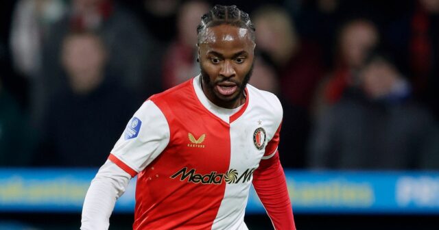 Holandské médiá odmietajú držať krok po „anonymnom“ debute Raheema Sterlinga Anglický útočník Feyenoordu č. 19 Raheem Sterling (L) a stredopoliar SC Telstar Curacaoan č. 11 Tyrese Noslin bojujú o loptu počas futbalového zápasu holandskej Eredivisie medzi Feyenoord Rotterdam a Sportclub Telstar