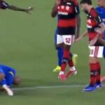 Hororový moment futbalista skolaboval v polovici zápasu, keď na ihrisko nabehla sanitka | Futbal | Šport