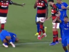 Hororový moment futbalista skolaboval v polovici zápasu, keď na ihrisko nabehla sanitka | Futbal | Šport Hororový moment futbalista skolaboval v polovici zápasu, keď na ihrisko nabehla sanitka | Futbal | Šport