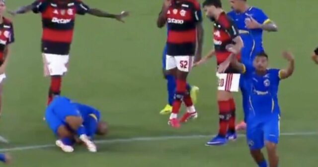 Hororový moment futbalista skolaboval v polovici zápasu, keď na ihrisko nabehla sanitka | Futbal | Šport
