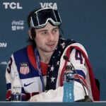 Rozhodnutie zapojiť hokejovú hviezdu tímu USA Quinna Hughesa do víkendovej epizódy 'Saturday Night Live' sa stretlo s veľkým odporom.