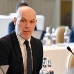 Hlavný rozhodca PGMOL Howard Webb počas 139. výročného valného zhromaždenia IFAB 1. marca 2025 v Belfaste v Severnom Írsku