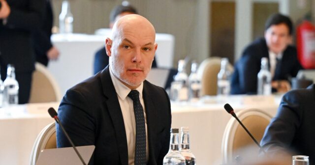 Hlavný rozhodca PGMOL Howard Webb počas 139. výročného valného zhromaždenia IFAB 1. marca 2025 v Belfaste v Severnom Írsku