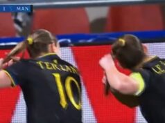 Hráčky Man United Women’s sa posmievajú fanúšikom United Strand oslavou účesu po spečatení šiesteho víťazstva v rade – keďže čakanie fanúšikov na úpravu sa blíži 500 DNÍM Virálny fanúšik Manchestru United, ktorý si neostrihá vlasy, kým strana nevyhrá päť zápasov v rade, bol zosmiešňovaný ženským tímom.