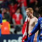 Sklíčení hráči Manchestru United Rio Ferdinand, Paul Scholes a Ji-Sung Park sa motajú z ihriska po vypadnutí z Ligy majstrov po prehre 2:1 v zápase skupiny D Ligy majstrov UEFA medzi Benficou a Manchestrom United na Stadium of Light 7. decembra 2005 v Lisabone v Portugalsku.