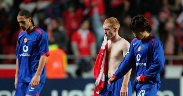 Hrdina Man Utd vypil divé žaby, ktoré chytil a uvaril Sklíčení hráči Manchestru United Rio Ferdinand, Paul Scholes a Ji-Sung Park sa motajú z ihriska po vypadnutí z Ligy majstrov po prehre 2:1 v zápase skupiny D Ligy majstrov UEFA medzi Benficou a Manchestrom United na Stadium of Light 7. decembra 2005 v Lisabone v Portugalsku.