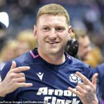 Usmiaty Fín Russell oslavuje minulú sobotu víťazstvo Škótska nad Anglickom na ihrisku Murrayfield