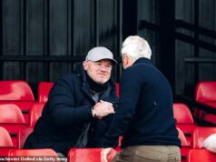 Hrdý otec Wayne Rooney sleduje, ako syn Kai hrá za Man United Under-18s… ale mladíkov zázračný spoluhráč ukradne šou, keď ZNOVU skóruje! Wayne Rooney bol v stredu prítomný, aby podporil hru syna Kaia za tím Man United do 18 rokov