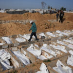 Hromadný pohreb desiatok Palestínčanov, ktorých nebolo možné identifikovať | Gaza