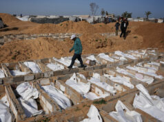 Hromadný pohreb desiatok Palestínčanov, ktorých nebolo možné identifikovať | Gaza Hromadný pohreb desiatok Palestínčanov, ktorých nebolo možné identifikovať | Gaza