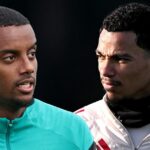 LIVERPOOL, ANGLICKO – 20. SEPTEMBRA: (VYCHÁDZA SLNKO, VONKA SLNKO) Alexander Isak z Liverpoolu nastúpil ako náhradník za spoluhráča Huga Ekitikeho počas zápasu Premier League medzi Liverpoolom a Evertonom na Anfielde 20. septembra 2025 v Liverpoole v Anglicku. (Foto Liverpool FC/Liverpool FC cez Getty Images)