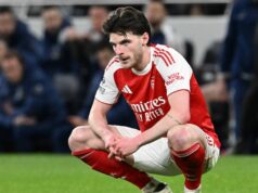 Hviezda Arsenalu Declan Rice zosmiešňovaná fanúšikom Tottenhamu v ohavnom incidente s obrázkom partnera Declan Rice drepuje na ihrisku