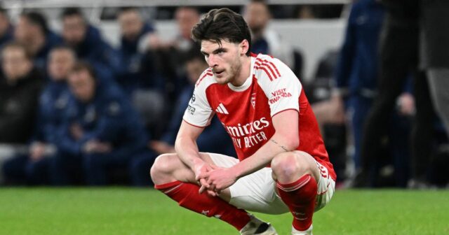 Hviezda Arsenalu Declan Rice zosmiešňovaná fanúšikom Tottenhamu v ohavnom incidente Declan Rice drepuje na ihrisku