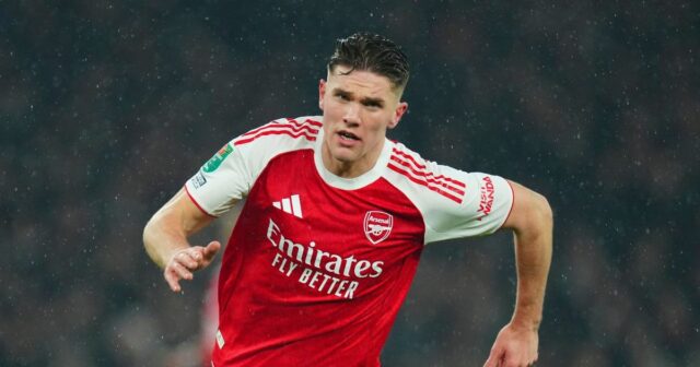 Viktora Gyokeresa podporuje spoluhráč z Arsenalu William Saliba