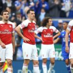 BAKU, AZERBAJDŽÁN - 29. MÁJ: Laurent Koscielny z Arsenalu vyzerá skľúčený, keď prechádza okolo trofeje Europa League Trophy, keď vedie finále Európskej ligy UEFA medzi Chelsea a Arsenalom na štadióne Baku Olimpiya Stadionu 29. mája 2019 v Baku v Azerbajdžane. (Foto: Michael Regan/Getty Images)