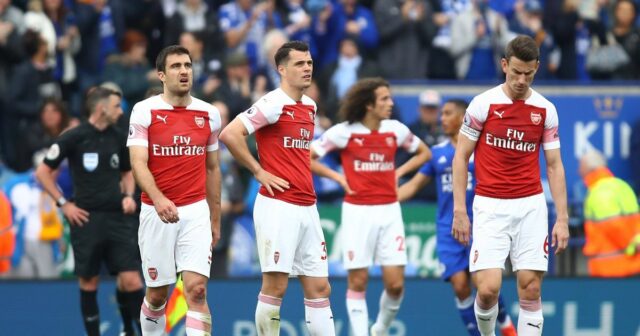 BAKU, AZERBAJDŽÁN - 29. MÁJ: Laurent Koscielny z Arsenalu vyzerá skľúčený, keď prechádza okolo trofeje Europa League Trophy, keď vedie finále Európskej ligy UEFA medzi Chelsea a Arsenalom na štadióne Baku Olimpiya Stadionu 29. mája 2019 v Baku v Azerbajdžane. (Foto: Michael Regan/Getty Images)