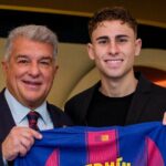 Fermin Lopez pózuje s Joan Laporta.