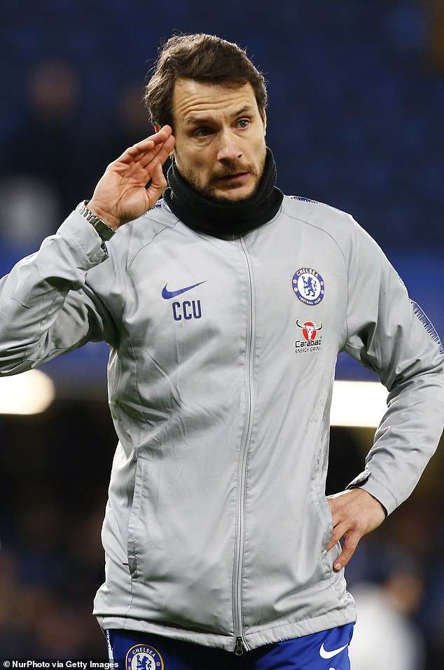 Hviezda Chelsea Carlo Cudicini zažalovaná majiteľom svojho domu v Londýne Carlo Cudicini je žalovaný prenajímateľom svojho domu v Londýne za 3 milióny libier za premenu strechy na slnečnú terasu - na obrázku ako asistent trénera Chelsea na Stamford Bridge vo februári 2019.