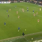 Liam Rosenior sa stal virálnym po tom, čo nedokázal kontrolovať loptu počas súboja Chelsea s Arsenalom