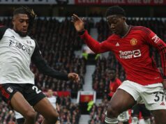 Hviezda Fulhamu vyzdvihla Kobbieho Mainoa po incidente v Man Utd – „absolútne hotovo“ Kobbie Mainoo s loptou na kopačkách, keď Alex Iwobi vyvíja tlak