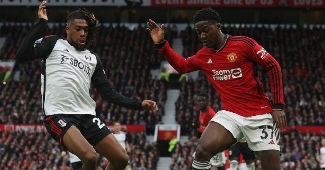 Kobbie Mainoo s loptou na kopačkách, keď Alex Iwobi vyvíja tlak