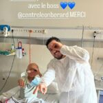 Rayan Cherki z Manchestru City (vpravo) navštívil tento týždeň mladého fanúšika (vľavo) v nemocnici