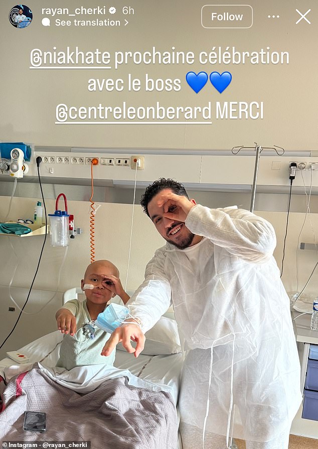 Hviezda Man City Rayan Cherki srdečne navštevuje mladého fanúšika v Rayan Cherki z Manchestru City (vpravo) navštívil tento týždeň mladého fanúšika (vľavo) v nemocnici