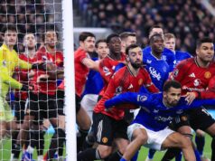 Hviezda Man Utd zasiahla do temnej mágie Evertonu, ktorá bola „trochu prehnaná“ Iliman Ndiaye z Evertonu brzdí Bruna Fernandesa z Manchestru United (L) a Casemira z Manchestru United počas zápasu Premier League medzi Evertonom a Manchestrom United.