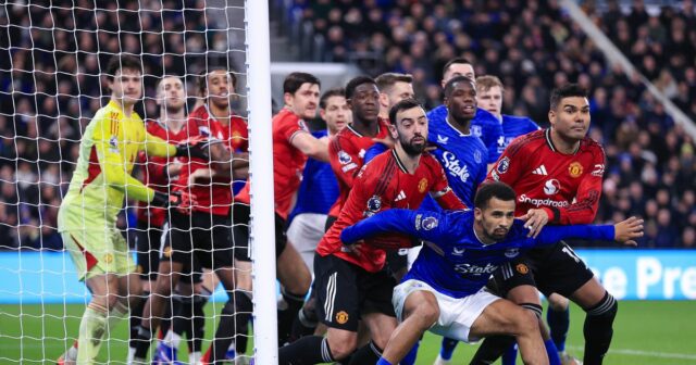 Hviezda Man Utd zasiahla do temnej mágie Evertonu, ktorá bola Iliman Ndiaye z Evertonu brzdí Bruna Fernandesa z Manchestru United (L) a Casemira z Manchestru United počas zápasu Premier League medzi Evertonom a Manchestrom United.