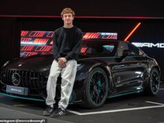 Hviezda Mercedesu Kimi Antonelli havaruje luxusné auto za 180 000 libier neďaleko svojho domova v San Maríne Hviezda F1 Kimi Antonelli mal v sobotu večer autonehodu neďaleko svojho domova v San Maríne. Nabúral svoje služobné auto Mercedes za 180 000 libier – ktoré mu dali len pred niekoľkými dňami