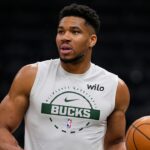 Hviezda NBA Giannis Antetokounmpo zostane zatiaľ s Bucksom