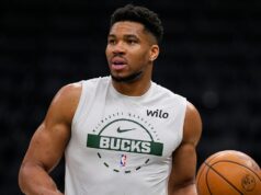 Hviezda NBA Giannis Antetokounmpo zostane zatiaľ s Bucksom Hviezda NBA Giannis Antetokounmpo zostane zatiaľ s Bucksom