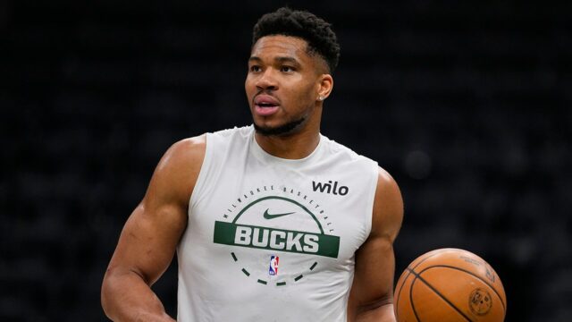 Hviezda NBA Giannis Antetokounmpo zostane zatiaľ s Bucksom

